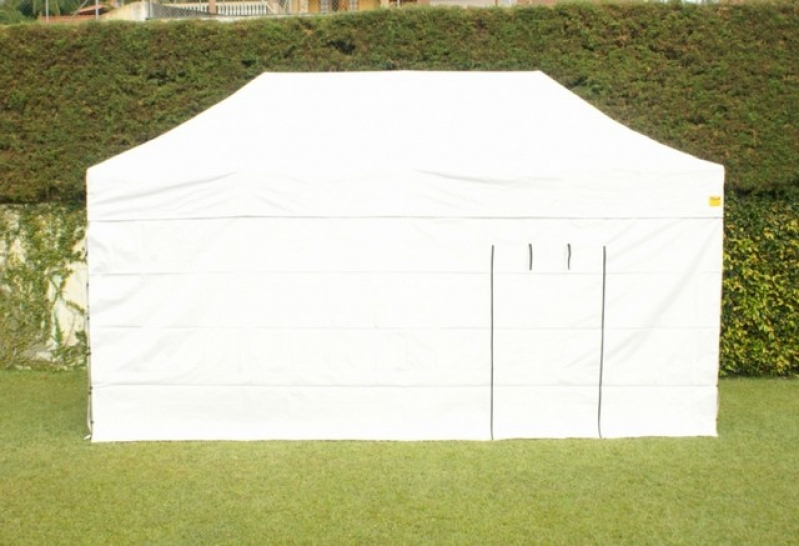 tenda branca fechada