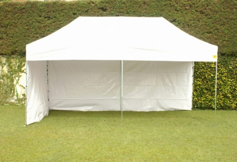 tenda com proteção lateral