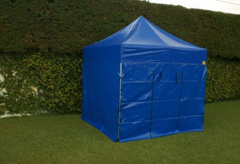 tenda fechada na lateral